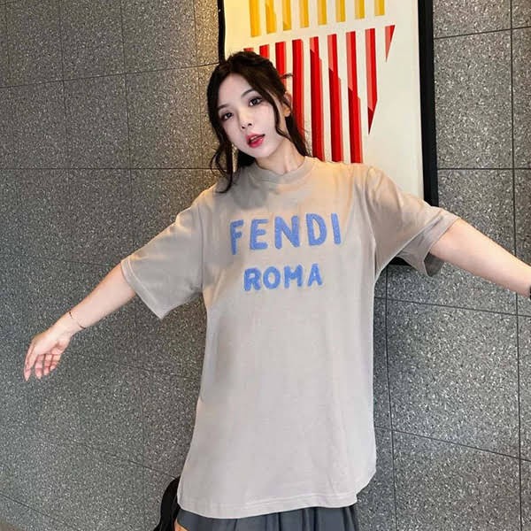 《大人気》フェンディ ロゴ エンブロイダリー クルーネックTシャツ コピー few76196
